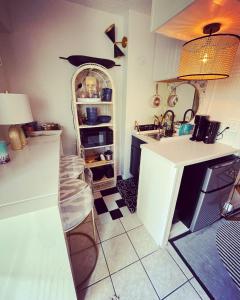 Seashore Waikiki studio 1 block from a beach No Resort Fees