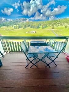 Pretty family nest in front of snow