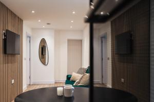 Wych Cottage, Striking 2 Bed, Parking, Ground Floor Flat - Step Free