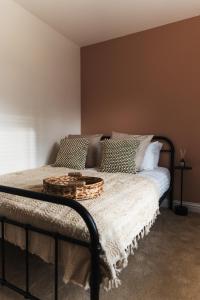 Wych Cottage, Striking 2 Bed, Parking, Ground Floor Flat - Step Free