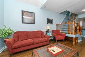 Cozy, top-floor 3BR loft with balcony in West Town