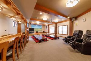 源泉かけ流しの露天風呂を独り占め！一棟貸切旅館「御宿あさか」29名まで宿泊可