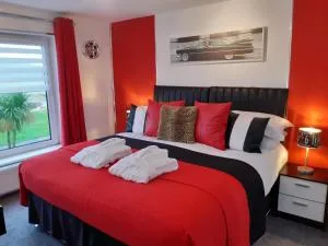 Cadillac Kustomz Hotel - Breakfast available - Port Bannatyne
