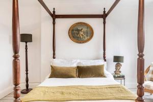 Victorian Style Apartment w Four-Poster Bed in Camden Town