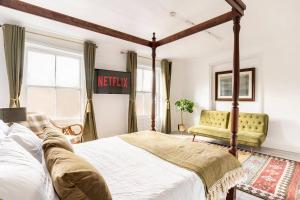 Victorian Style Apartment w Four-Poster Bed in Camden Town