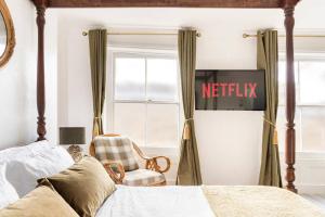 Victorian Style Apartment w Four-Poster Bed in Camden Town
