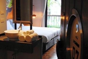 Phòng Deluxe Giường cỡ King với Ban công (Deluxe King Bed with Balcony)