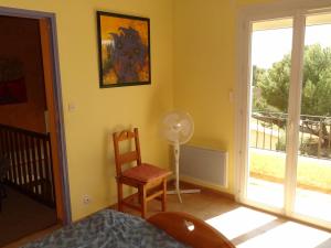 Maisons de vacances Maison L-Isle-sur-la-Sorgue, 6 pieces, 8 personnes - FR-1-708-50 : photos des chambres