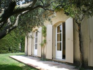 Sunny holiday home in Provence with pool