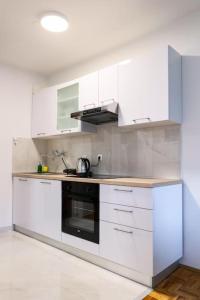 Modern White Oasis, 1BDR apt