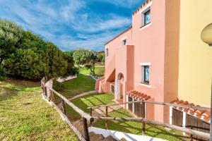 Villas with air conditioning and shared pool, just a few minutes from La Pelosa beach