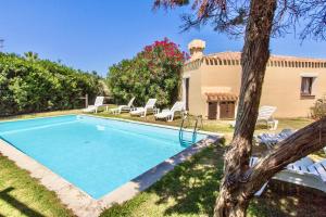 Villas with air conditioning and shared pool, just a few minutes from La Pelosa beach