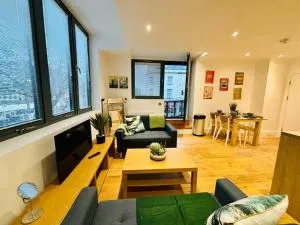 Riverside Apartment with balcony - Bristol