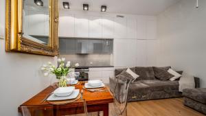 Przy Barbakanie Old Town, Sun & Snow