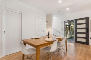 Pet Friendly Oasis By The River, Noosaville