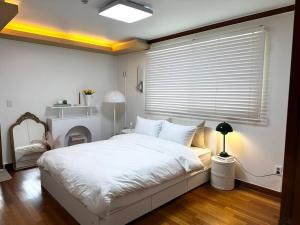 Hans - Hongik Station Exit 2 10min