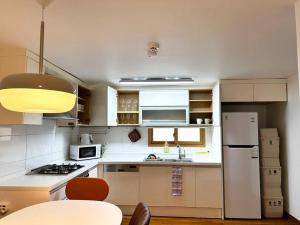 Hans - Hongik Station Exit 2 10min