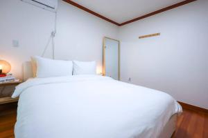 Hans - Hongik Station Exit 2 10min