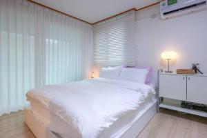 [New]Spellbinding House Hongik St. Exit2 10min