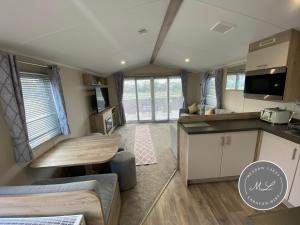 Meadow View 171 - Golden Palm - Central heating, WiFi, pet friendly, bed linen - Meadow Lakes Caravan & Lodge Hire