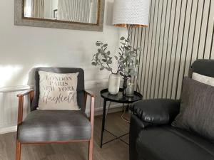 Pass the Keys The Cabin Dog Friendly Haven with Hot Tub Sleeps 4