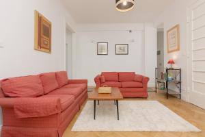 Spacious Two Bedroom Apartment in Central Warsaw by Renters