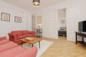 Spacious Two Bedroom Apartment in Central Warsaw by Renters