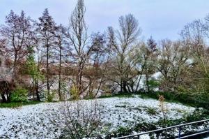 RIVER VIEW NEAR FRANKFURT - 3 ROOMS-4 BEDS & 1 SOFA BED -AIR CONDITION- Private PARKING