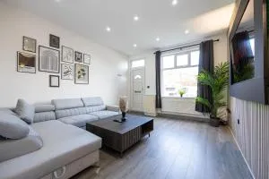 Stunning Bolton Abode - Cinema Experience - Parking - Lostock