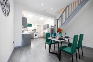 Bolton Cinema House, Deluxe 2BR Retreat with Free Parking