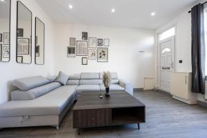 Deluxe Bolton Cinema House 2BR Modern Retreat with Free Parking