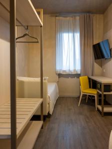 Twin Room room in Hotel Embassy