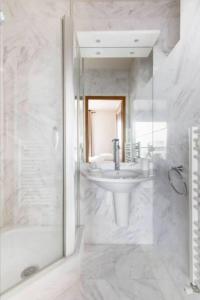 Avenue Montaigne Luxury Apartment 2BR 4P