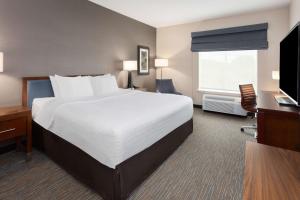 King Room with Microwave and Fridge room in Wingate by Wyndham Nashville Airport