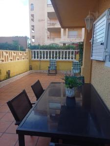 Adosadocasa con terraza y buhardilla. Playa El Perelló