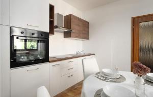 Cozy Apartment In Porec With Kitchen