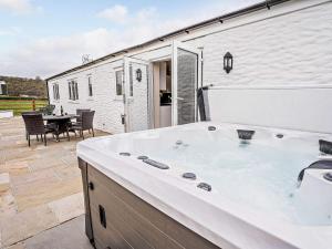 2 bed in Aberaeron 75211