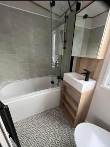 The Retreat 16 - pet friendly, WiFi, and a bath - Golden Palm Resort - Meadow Lakes Caravan & Lodge Hire