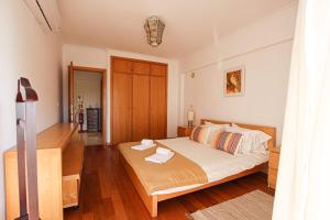 Ocean V in Cascais with Sea View and pool, sleeps 4