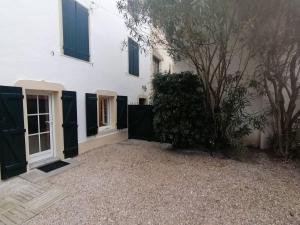 Villas Saint-Jean de Luz,Maison de ville ancienne, face a la plage : Maison 5 Chambres