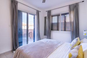 Summer Breeze holiday apartment with pool