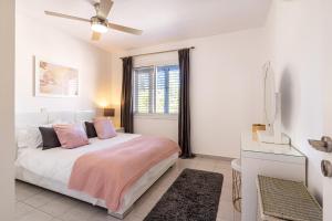 Summer Breeze holiday apartment with pool