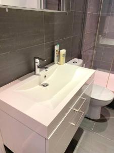 Mytripinparis - Large and Sunbathed 1Br - close to the Eiffel Tower