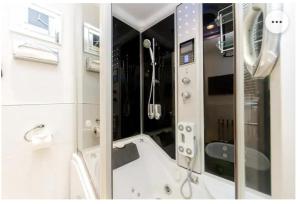 4 Bed Flat - Sleeps 14 - Parking - Game Room -Wifi