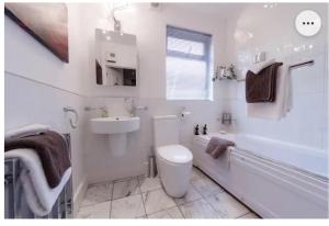 4 Bed Flat - Sleeps 14 - Parking - Game Room -Wifi