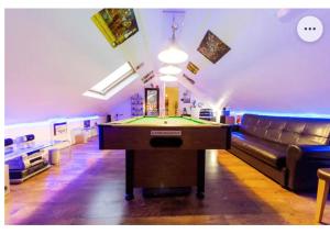 4 Bed Flat - Sleeps 14 - Parking - Game Room -Wifi