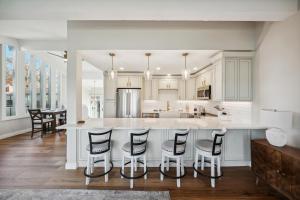 Elegant 4-Season Lake Geneva Condo with Fireplace!