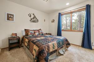 North Shore Lakefront - Spacious Lakefront with Hot Tub, & Game Room