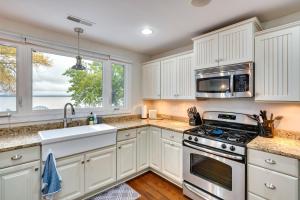 Lakefront Edgerton Cottage with Deck and Grill!