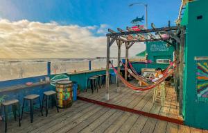 ITH San Diego Beach Bungalow Surf Hostel